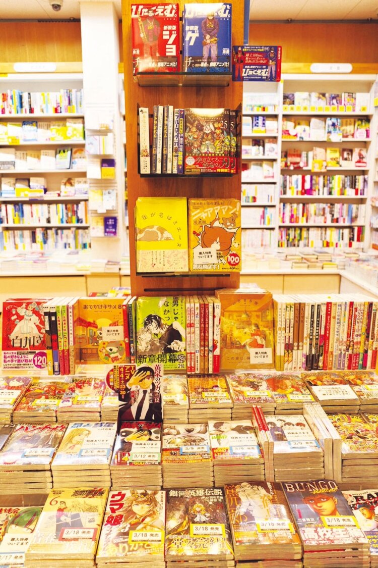 レジ横の新刊漫画ゾーン。祭壇のようで美。