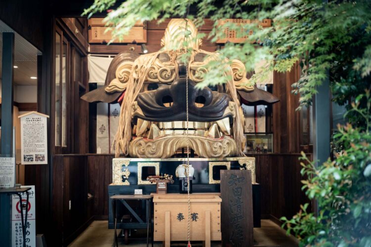 獅子祭で巡行する天井大獅子（雄獅子）。2026年は台座が新調された。