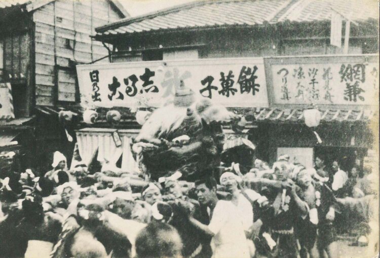 関東大震災前にも獅子頭の渡御があったようだ（写真・上4点＝波除神社）。