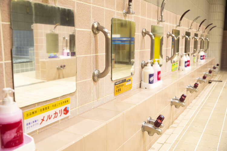 レトロな鏡広告にも注目。企業の宣伝だけでなく、近隣の飲食店など身近な街の情報も得ることができる。