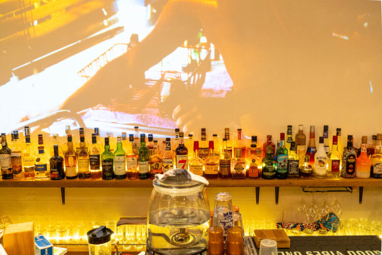 バーとしての顔もあるお店にはお酒のボトルがずらり。