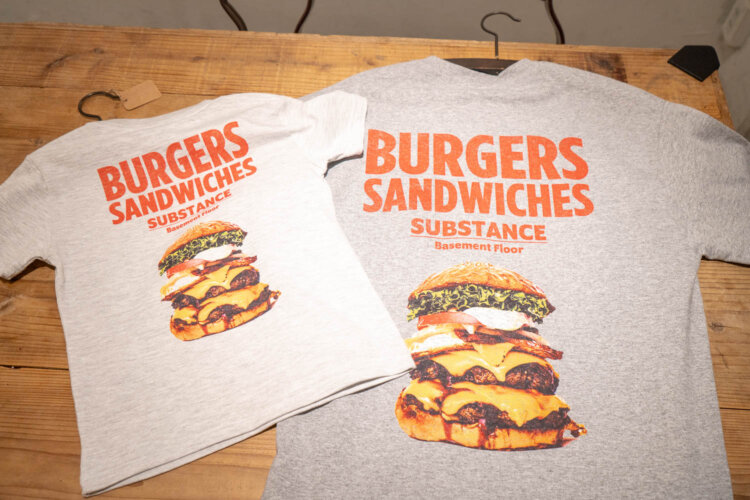 ハンバーガーをデザインしたオリジナルTシャツ。子供用3800円（左）大人用4800円（右）。