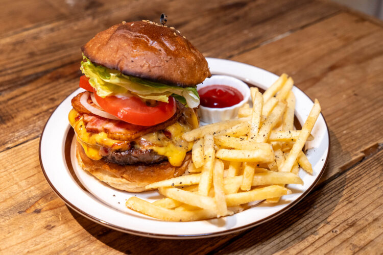 サブスタンスバーガー（シングル）ランチタイム1680円、18時以降1730円。フレンチフライS ランチタイム180円、18時以降350円。