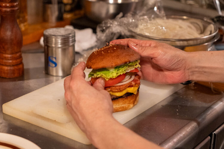 丁寧に積み重ねられたサブスタンスバーガー。