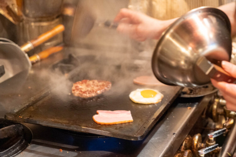 粗挽きビーフを使ったビーフパティに目玉焼き、厚みのあるベーコン。