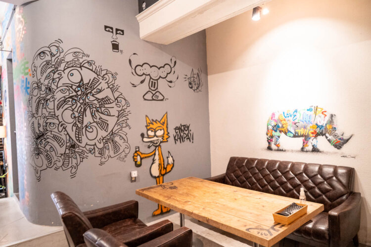入り口に近いソファ席。店内の座る位置で見えるアートや印象が変わるのも楽しみのひとつ。
