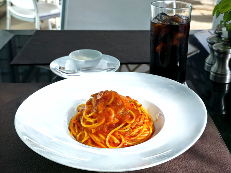 スパゲッティーニ ナポリタン 70s 2640円（別途サービス料15%）※提供時間11:00〜21:00、アイスコーヒー1210円（別途サービス料15%）。