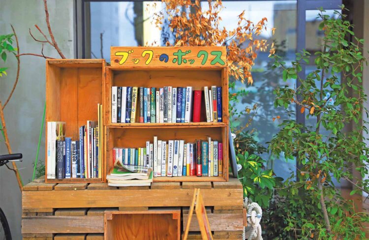 弁天通りと中央通りにあるブックのボックス。本を自由に寄付したり借りたりできる。