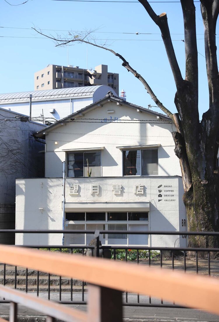 広瀬川沿いには、パンとコーヒーの店『はるぱん』。
