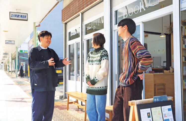 金山さん夫婦が営む、書店・学習塾・アトリエの『hengeni（ヘンゲニ）』。マチスタントの田中さん（左）が空き物件を紹介した。