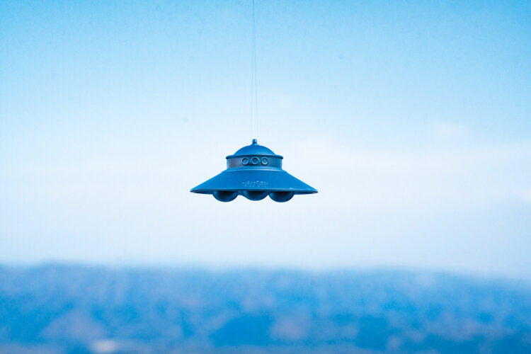 吊り下げて遊べるUFO自由自在2860円。