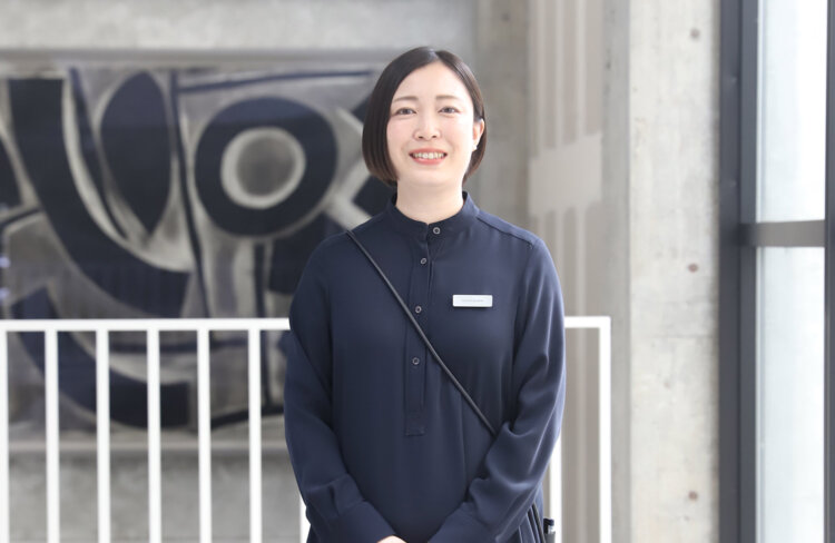 フロントマネージャーの萩原沙希さん。「宿泊者限定で館内アートツアーも一日2回、無料開催しています」。