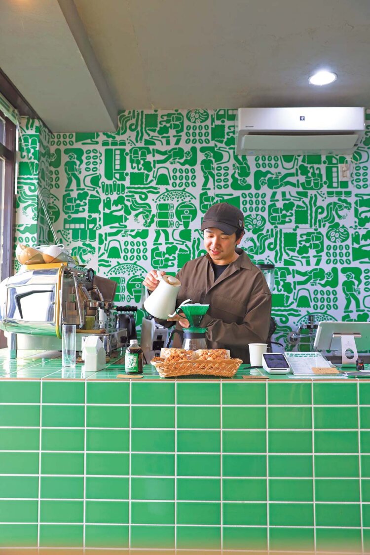 自家焙煎の豆をハンドドリップする神戸さん。