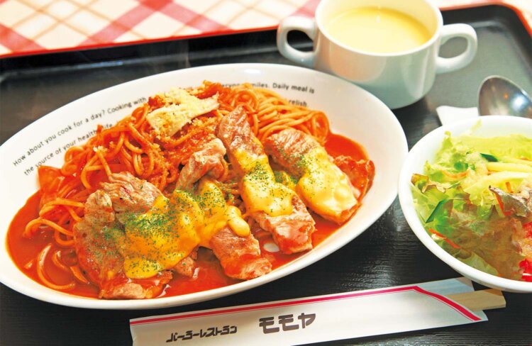 tontonナポリタン1100円はデミグラスソースのナポリタンと上州麦豚のソテーが大迫力。