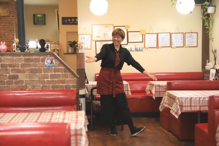 3代目の日詰有実さんをはじめ、ほがらかな接客が魅力。
