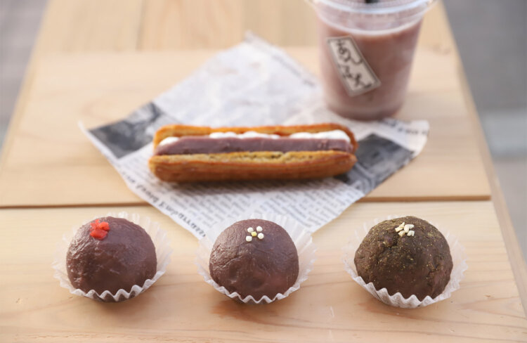 こしあんのしそ（左）やつぶあんの山椒（右）などおはぎ各300円。エクレあん450円。
