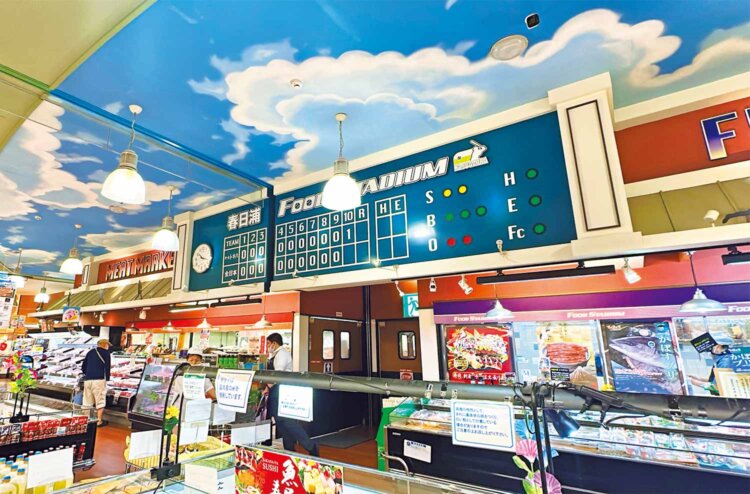 スコアボードと青空の精肉・鮮魚売り場。ゲーム展開に細かい演出あり。