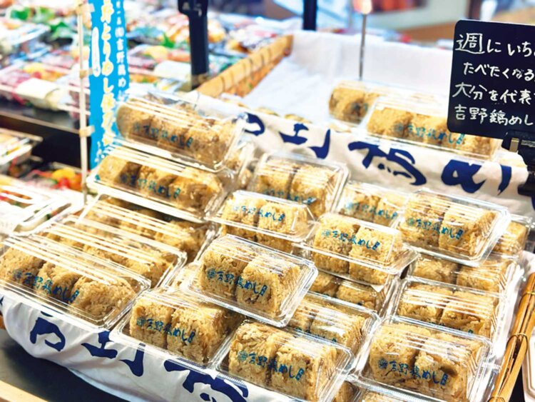 漫画『美味（おい）しんぼ』でも紹介された「吉野鶏めし」のおにぎり。