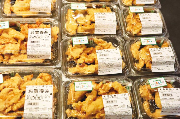 大分の総菜売り場の定番「とり天」。