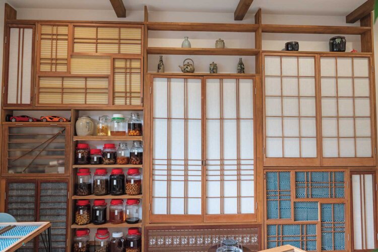 建具を使った独創的な収納棚。