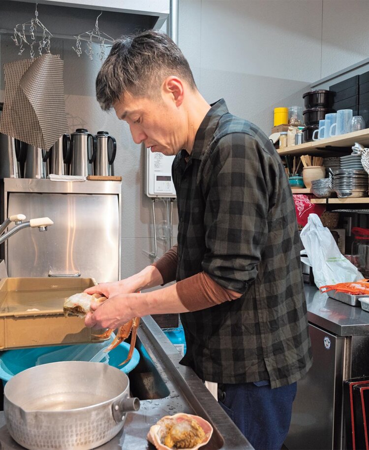 厨房で仕込みをする淳志さん。オープンキッチンだからお客さんとの距離が近い。