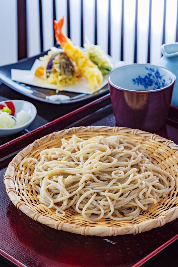 エビ、ナスなど5種の天ぷらがうれしい天せいろ1800円。