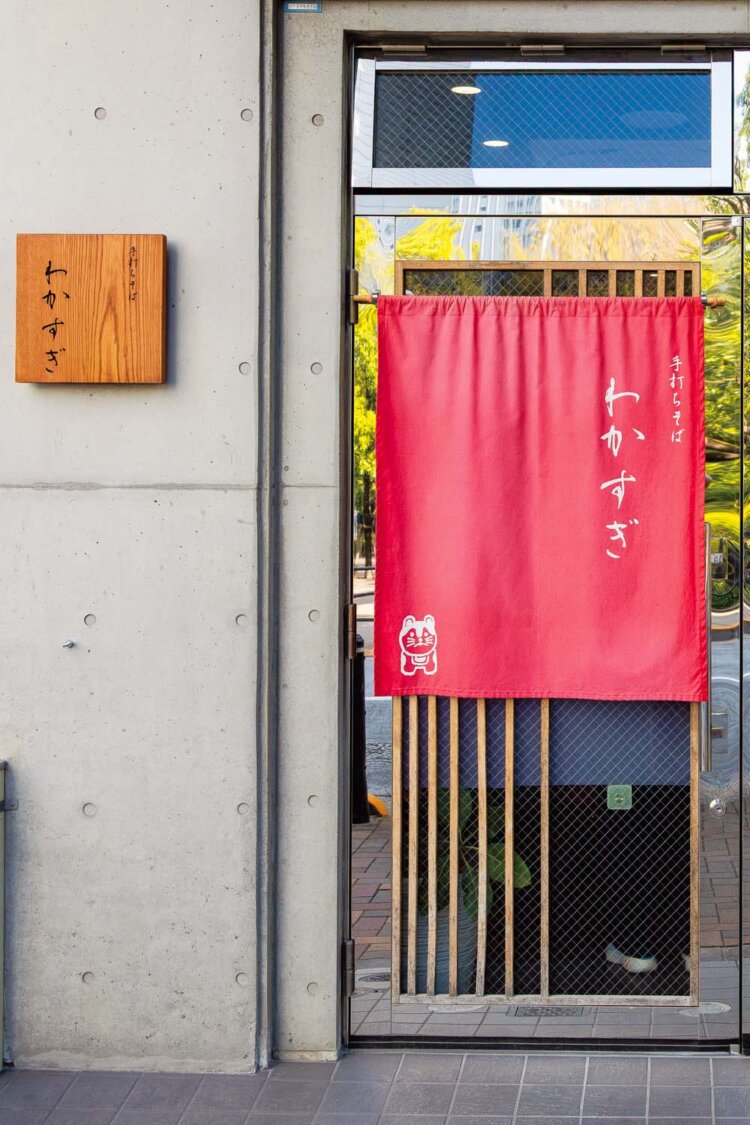 混み合うランチ時は13時前後がおすすめ。夜は品切れになることがあるので、なるべく予約を。