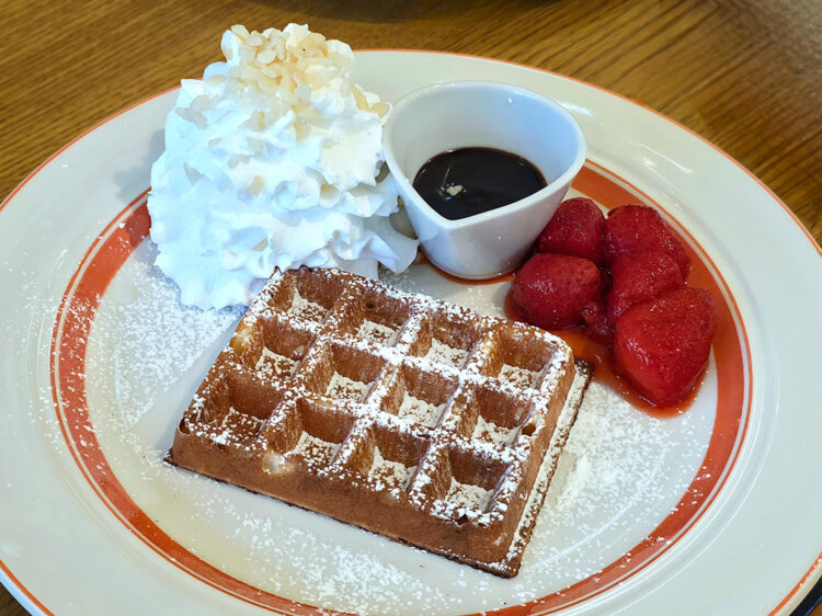 六本木ヒルズ店限定 ワッフル ストロベリー、ホイップクリームとマカダミアナッツ1056円。