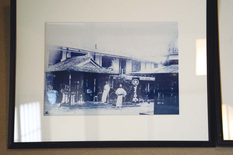 囲炉裏の間に飾られた江戸時代の儒学者・書家の亀田鵬斎（ほうさい）の貴重な書（上）をはじめ、明治時代の雰囲気が伝わる写真や古文書なども。