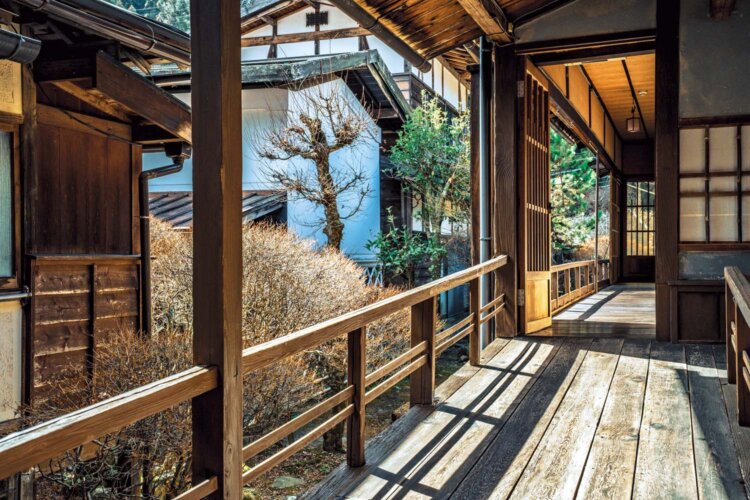母屋から敷地奥の離れ座敷に続く渡り廊下もいい雰囲気。