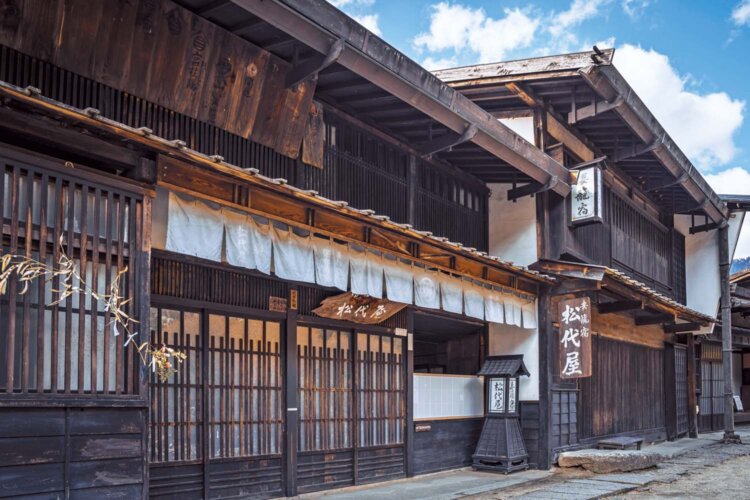 軒下には、江戸時代中期〜後期にかけて広まった御嶽講の講中看板が、いまも多数掲げられている。