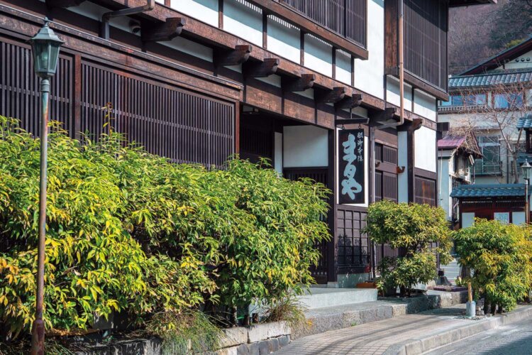 現在の建物は古民家再生のパイオニアといわれる降幡廣信氏が手がけ、梁や建材が再使用されている。