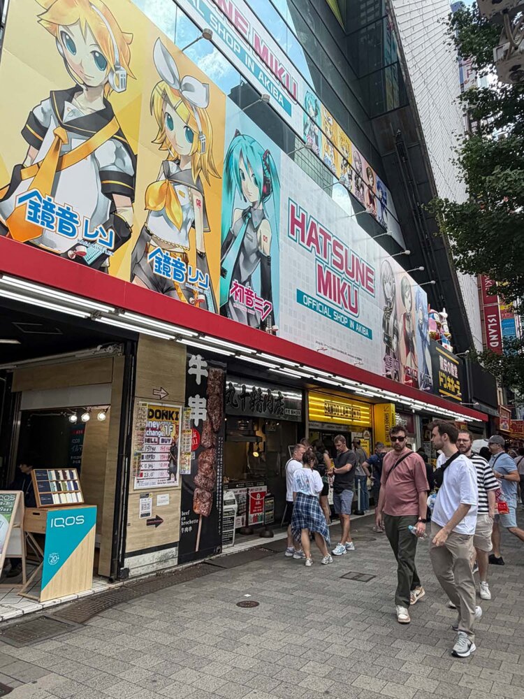 和の自宅がある五軒町から植村兄弟の英語塾や教会のある煉塀町までは、徒歩10〜15分。現代のインバウンドでにぎわう秋葉原を越えて行くルートになる。
