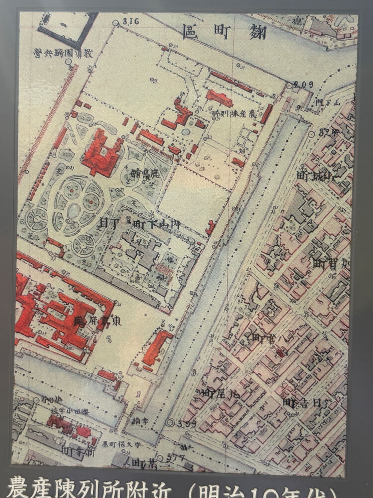 ホテル前の看板に当時の鹿鳴館を記した地図あり。