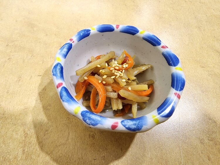 毎日4、5種類用意される小鉢。煮物やサラダや温泉卵など、何が出てくるかはその日のお楽しみ。