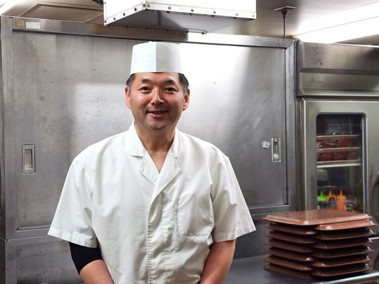 調理師学校卒業後、割烹の世界で腕を磨いた店長の吉村喜代彦さん。小学生のころから家の台所でフライパンを振っていたんだとか。