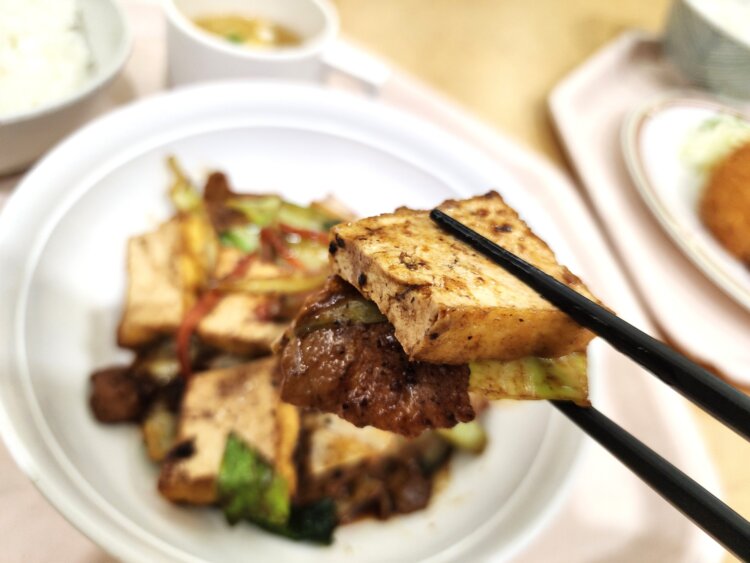 回鍋肉（ホイコーロー）にも似た、ご飯がすすむ味わい。