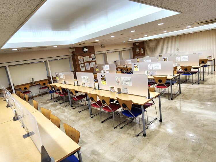 店内はテーブル席とカウンター席で130席ほど。パーティションが置かれお一人さまでも利用しやすい。