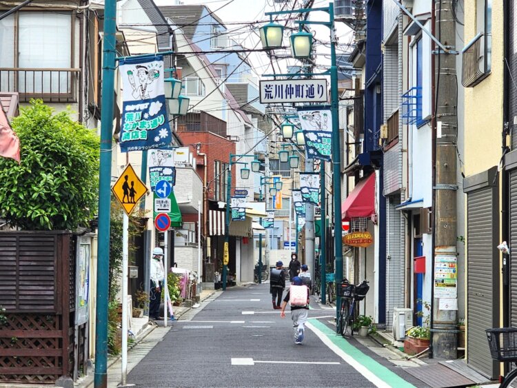 下町人情あふれる荒川仲町通り商店街。