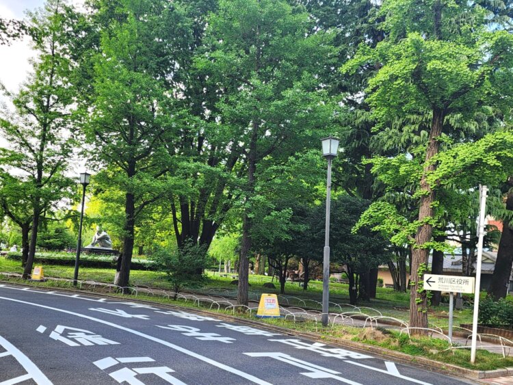 緑豊かな公園内にはさまざまな芸術作品が展示されている。じっくりと観て回りたい。