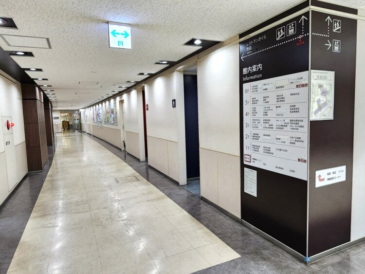 地下の出入り口を入ってすぐの廊下を左に進んだ突き当たりが『レストランさくら』。