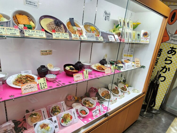 麺類が注文できるのは12時30分から。カレーはテイクアウトもできる。