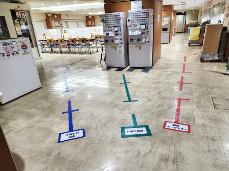 券売機は交通系電子マネー対応。ご飯ものは青いラインにそって券売機の左をぐるりと回って注文カウンターへ。