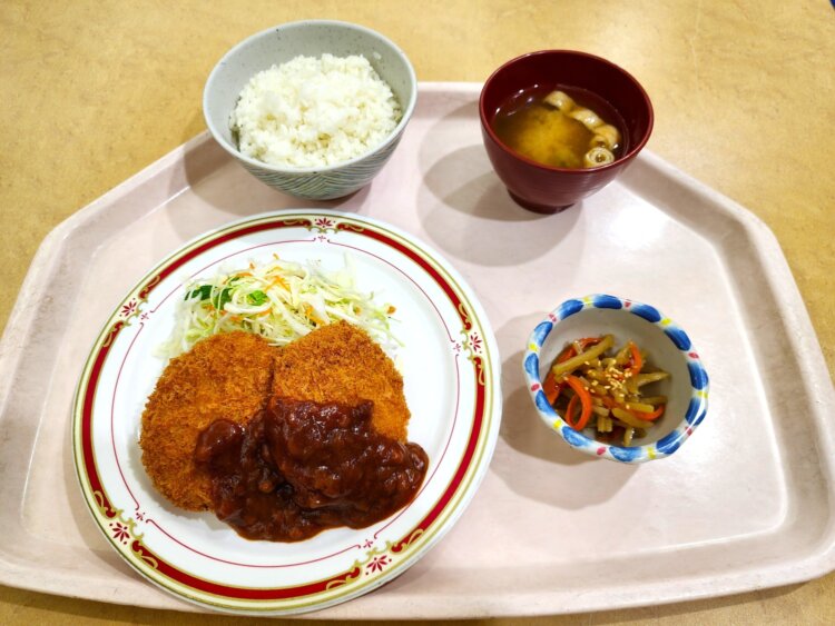 おすすめランチ（ビーフコロッケミートソース）690円。ご飯、みそ汁、小鉢付き。