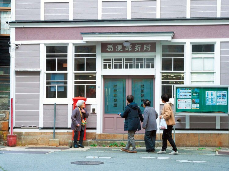 旧肘折郵便局舎はレトロな佇まい。記念撮影をする人も多い。