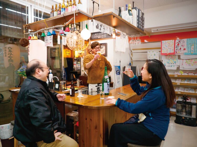 店主の須藤和彦さんも、閉店時刻が迫ると軽く一杯。日本酒利き酒セット950円。