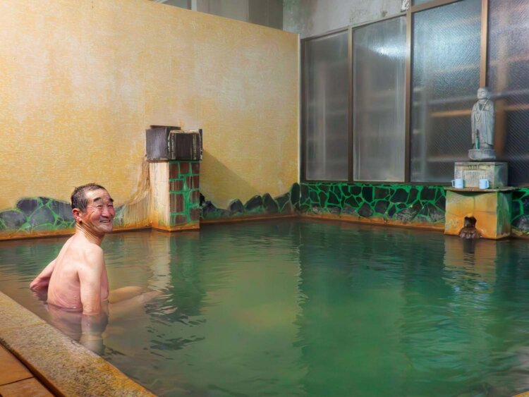 浴槽には、肘折温泉を発見したと伝わる地蔵菩薩を模したお地蔵様が。