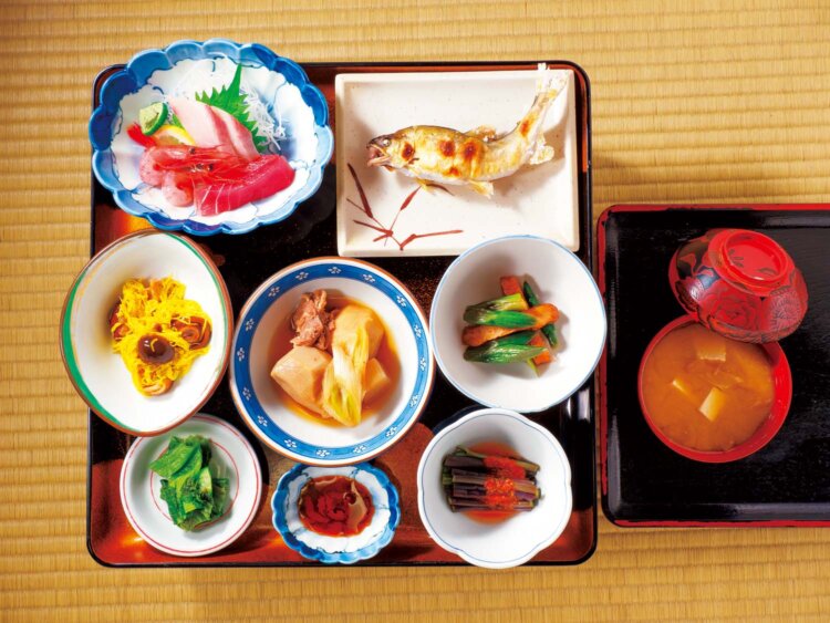 旅籠（はたご）部屋で提供される、女将さんが手作りする料理の一例。この料理を目当ての客も多い。