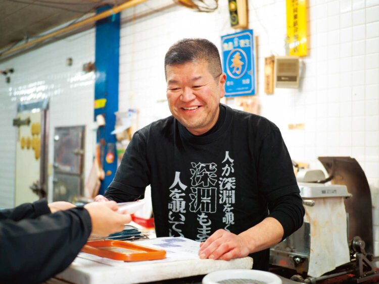 キノコにも精通する店主の長南宗典さん。