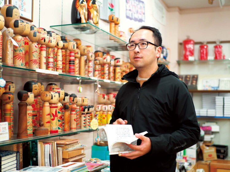 こけしへの造詣も深い店主の斉藤栄輝さん。